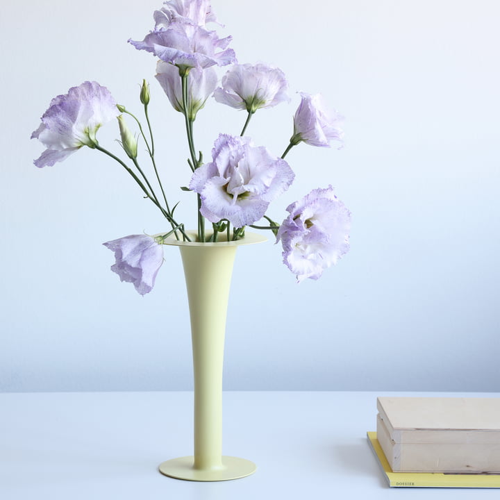 Trumpet - 2 i 1 vase & lysestage, H 24 cm, gul fra Design Letters