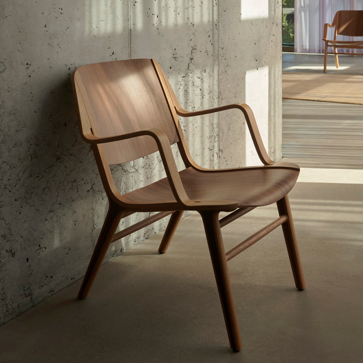 AX Lounge Chair med armlæn HM11, valnød/eg lakeret af & Tradition