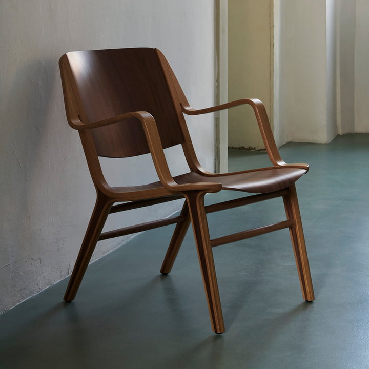 AX Lounge Chair med armlæn HM11, valnød/eg lakeret af & Tradition