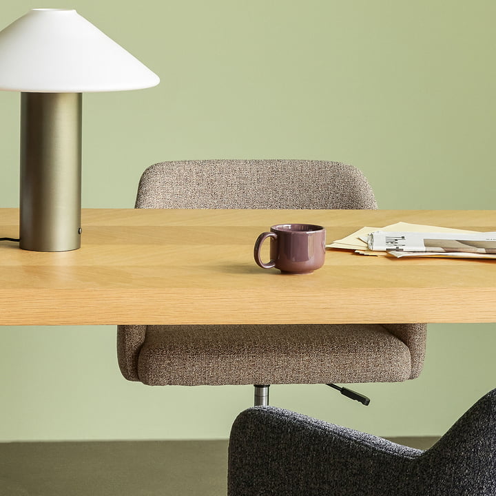 Orbit bordlampe og Rest kontorstol fra Hübsch Interior