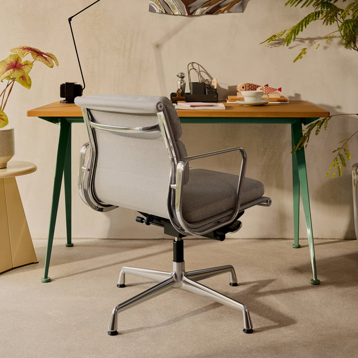 EA 231 Soft Pad kontorstol med armlæn dyb sort, drejelig, Laser RE, papyrus/creme fra Vitra