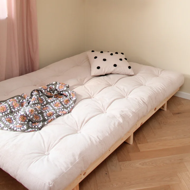 Lean sovesofa, naturfyr/elfenben fra Karup Design