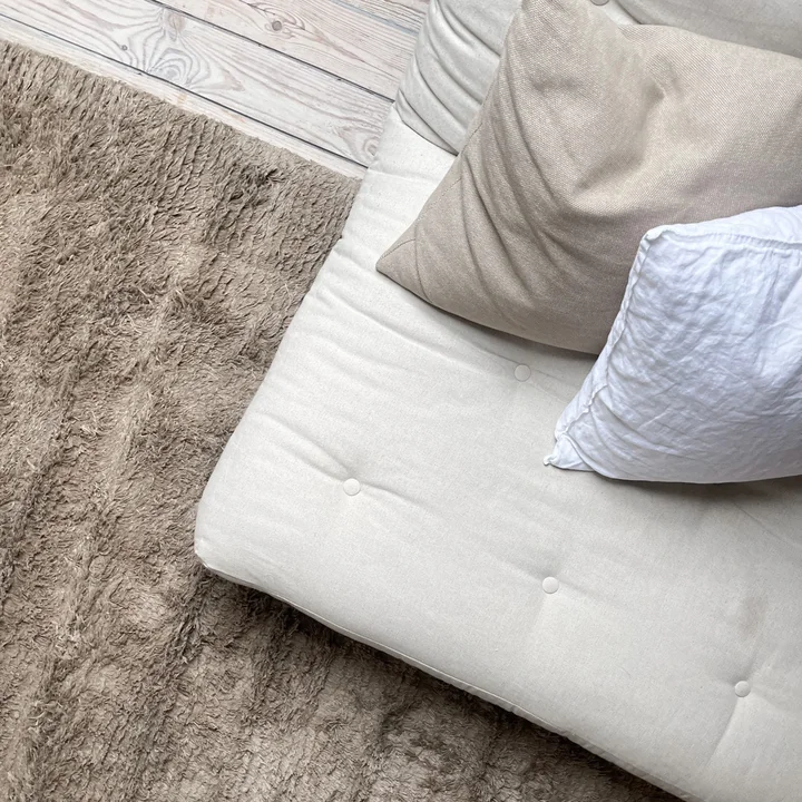 Lean sovesofa, naturfyr/linned af Karup Design