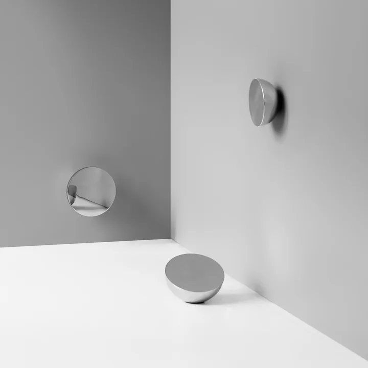 Aura bordspejlet fra New Works inkarnerer tidløs elegance og moderne design til perfektion. Med sit enkle, men slående udseende, er dette spejl et fremragende tilbehør til ethvert opholdsrum.