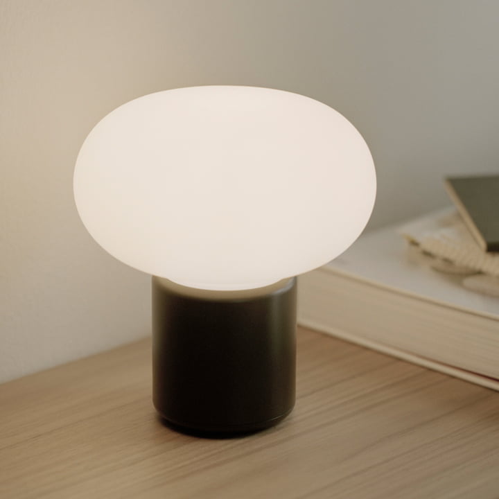 Karl-Johan Bærbar LED bordlampe med batteri fra New Works