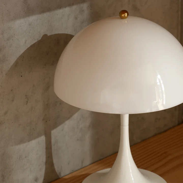 Louis Poulsen - Panthella 160 bærbar batteri LED bordlampe, hvid / messing (150 års jubilæumsudgave)