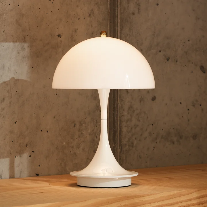 Louis Poulsen - Panthella 160 bærbar batteri LED bordlampe, hvid / messing (150 års jubilæumsudgave)