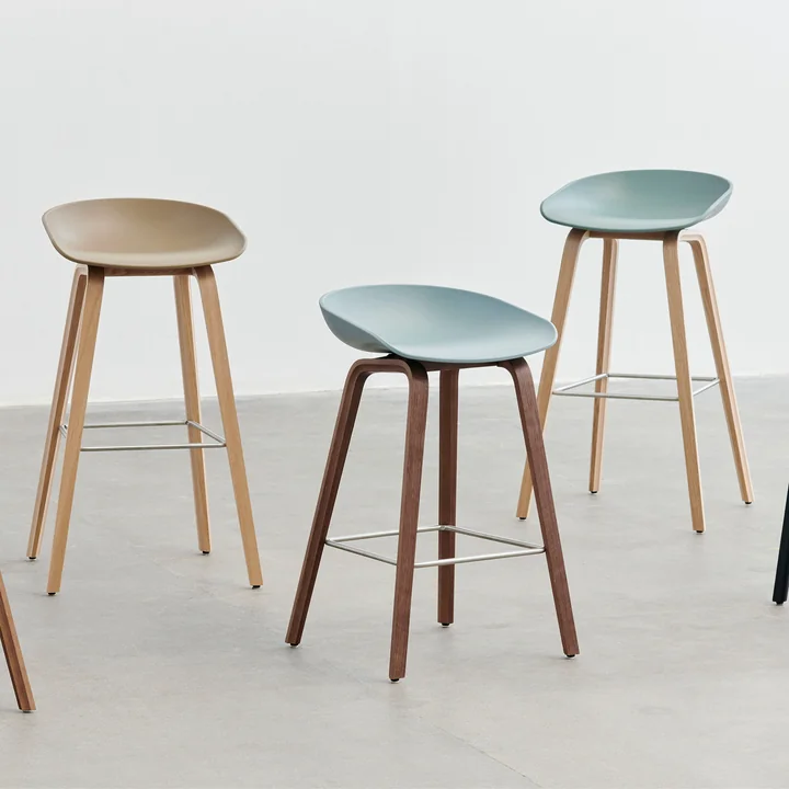 HAY - About A Stool AAS 32, lakeret valnød / rustfrit stål / støvet blå