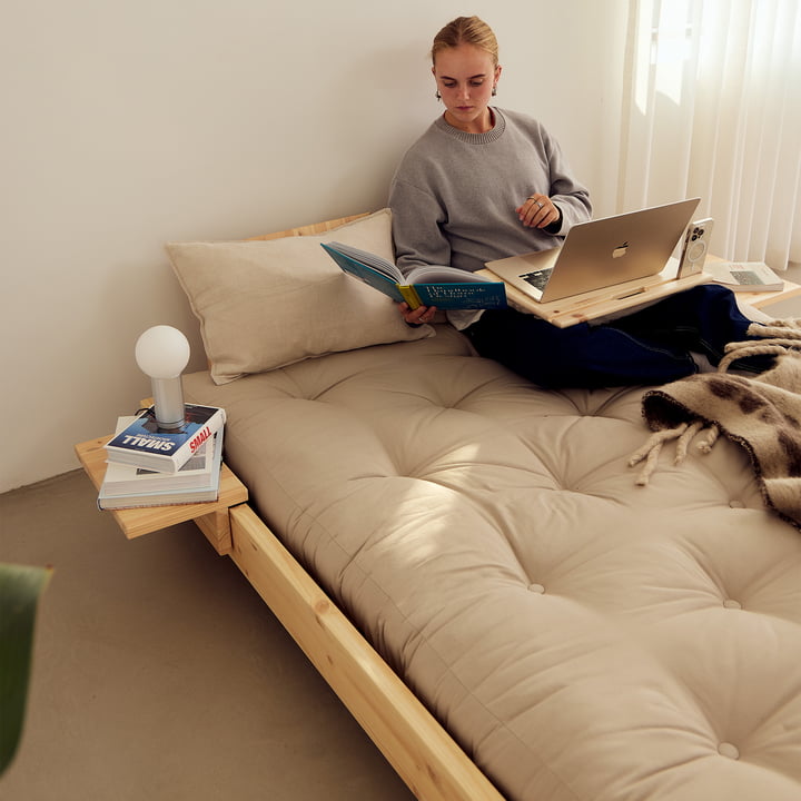 Karup Design - Social seng med ryglæn, 2 sengeborde og madras beige, 140 x 200 cm, klar fyrretræ