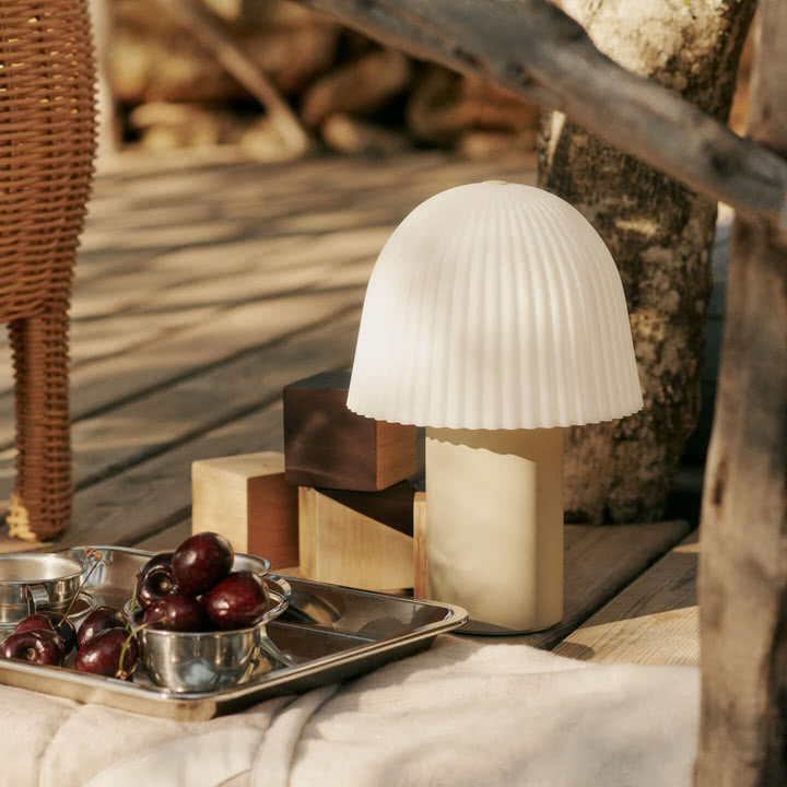Ferm Living - Frill LED bordlampe med batteri, hvid/kashmir