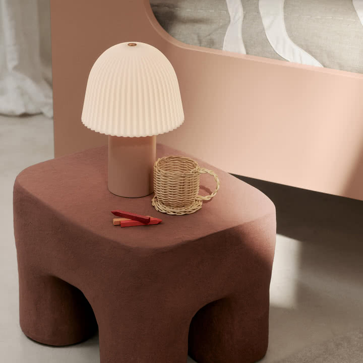 Ferm Living - Frill LED bordlampe med batteri, hvid / pink