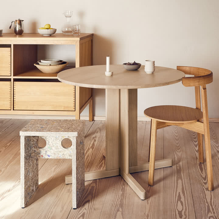 Form & Refine - Lunar Chair, olieret eg / Remake skammel