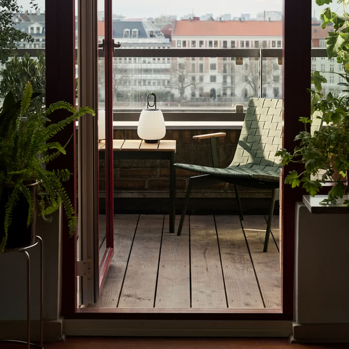 & Tradition - Ville AV45 Outdoor Lounge Chair med armlæn, Lucca SC51 Portable batteri LED Outdoor lys