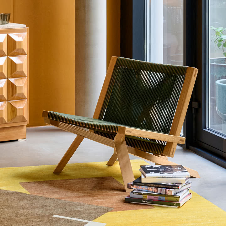 ClassiCon – Volkshaus Lounge Chair og skammel, naturlig eg/skovgrøn