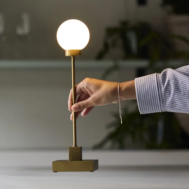Northern - Snowball LED bordlampe med batteri, messing