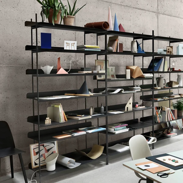 Kompiler reolsystem af Muuto