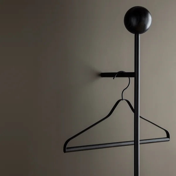 Pujo garderobe og bøjler fra Ferm Living