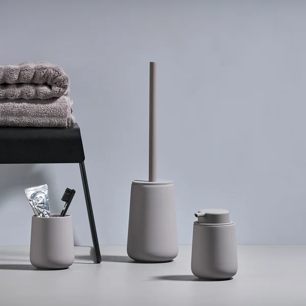 Nova One toiletbørste og Nova One sæbedispenser fra Zone Denmark