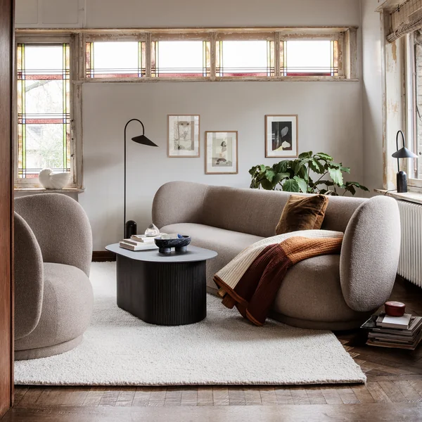 Rico 3-personers sofa og Rico lænestol i Bouclé-sand fra Ferm Living i stuen