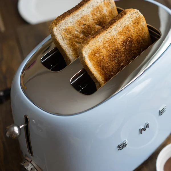 2 skive brødrister TSF01 i pastelblå fra Smeg med toast skiver