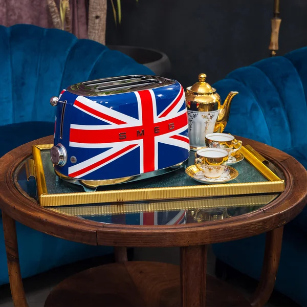 2-skive brødrister TSF01 i union jack fra Smeg på bordet