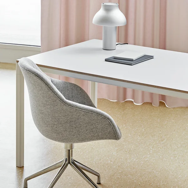 About A Chair AAC 121 fra HAY ved skrivebordet