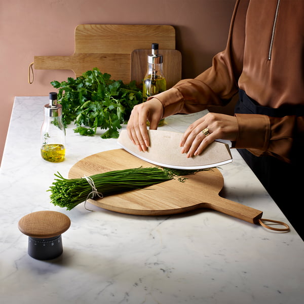 Timer, pizza og urtekniv, selvvandende urtearrangør og Nordic Kitchen træskærebræt af Eva Solo