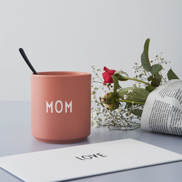 AJ Favourite Porcelæn Krus Mom fra Design Letters