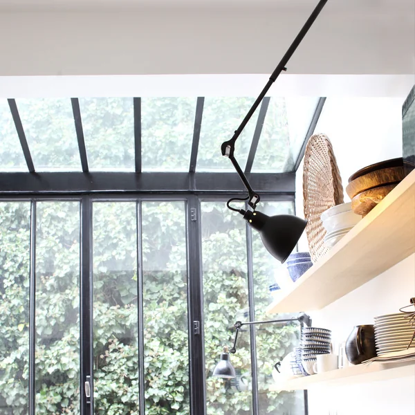Lamp Gras No 302 loftslampe fra DCW med hylde
