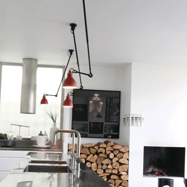 Lamp Gras No 302 loftslampe fra DCW i køkkenet