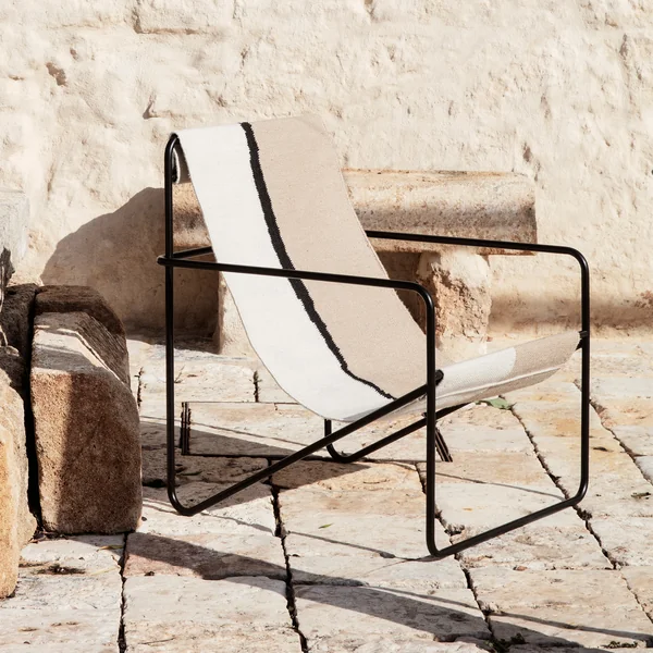 Desert Chair, sort / jord fra Ferm Living