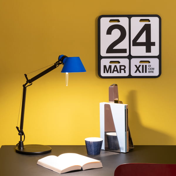 Tolomeo Micro Bicolor bordlampe fra Artemide på skrivebordet