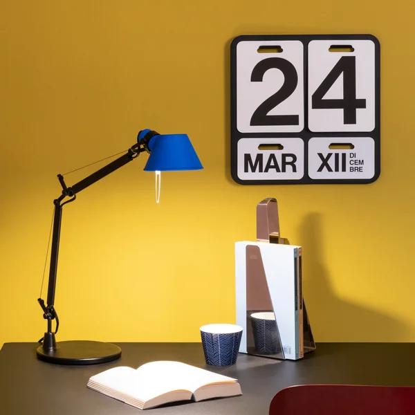 Tolomeo Micro Bicolor bordlampe fra Artemide på skrivebordet
