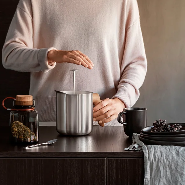 Nordic Kitchen temaskine fra Eva Solo i brug i køkkenet