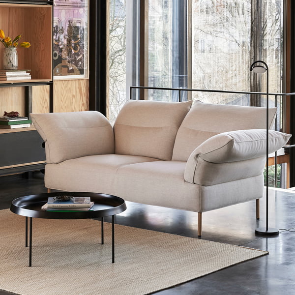 Pandarine sofa, 2-personers, justerbare armlæn, olieret valnød, Mode 9 af Hay i den lyse stue