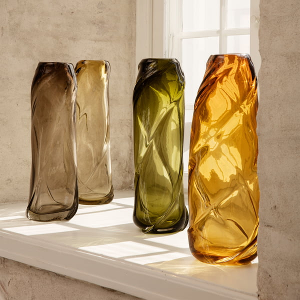 Water Swirl Vasen fra ferm Living i sine forskellige farver i vindueskarmen