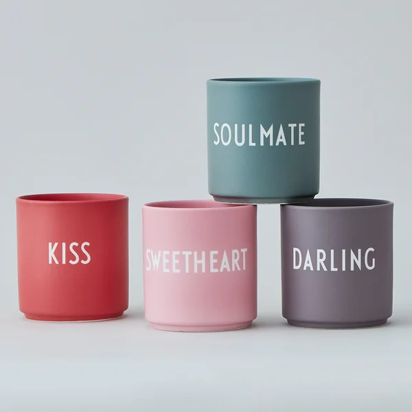 AJ Favourite porcelænskrus fra Design Letters er lavet af det fineste porcelæn