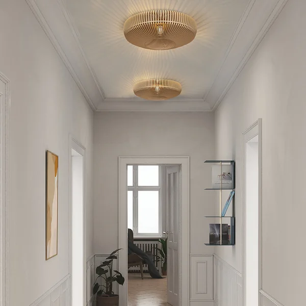 Clava Up Wood lampeskærmen fra Umage som loftslampe i gangen