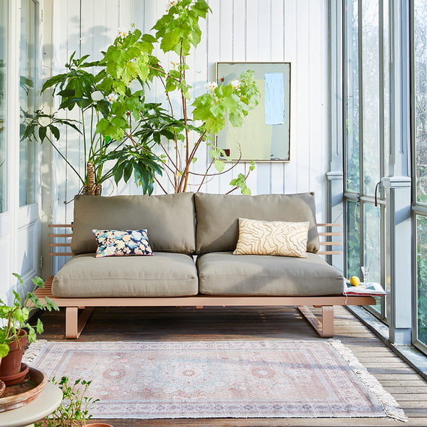 Den vejrbestandige udendørs loungesofa i aluminium fra HKliving i den lyse stue